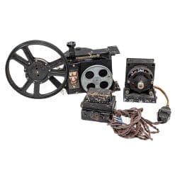 Proiettore vintage Pathescope ACE 9.5mm. Anni '30, con manuale e accessori originali. Oggetto da collezione, ideale per esposizione. Buone condizioni.