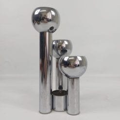 Portacandele Space Age in metallo cromato. Design italiano anni '70. Altezza 23cm, buone condizioni ma cromatura usurata. Pezzo vintage per collezionisti!
