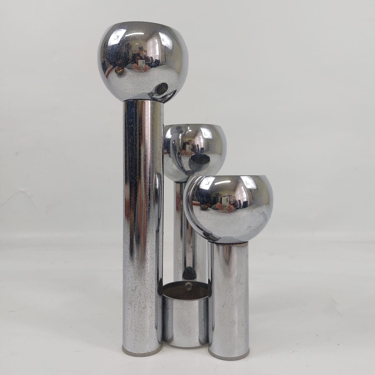 Portacandele Space Age in metallo cromato. Design italiano anni '70. Altezza 23cm, buone condizioni ma cromatura usurata. Pezzo vintage per collezionisti!