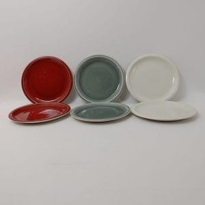 Set 8 piatti Jars France serie Cantine. Ceramica in gres vintage (2 rossi, 2 grigi, 4 bianchi). Ottime condizioni. Artigianato francese autentico.