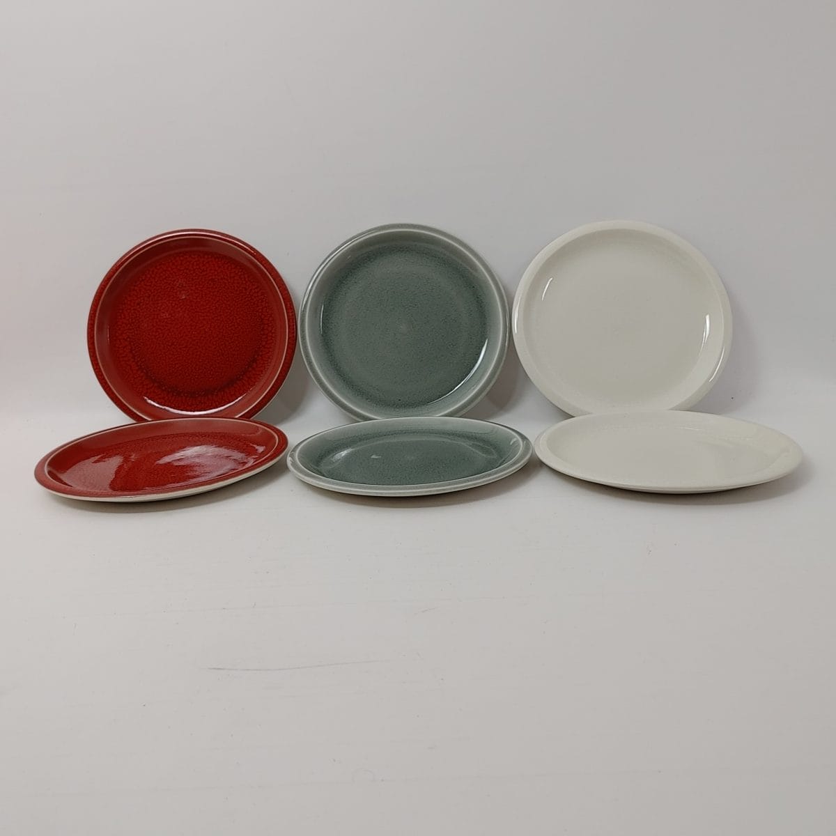 Set 8 piatti Jars France serie Cantine. Ceramica in gres vintage (2 rossi, 2 grigi, 4 bianchi). Ottime condizioni. Artigianato francese autentico.