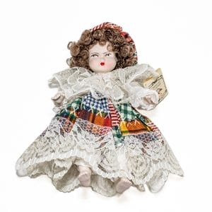 Bambola in porcellana Capodimonte biscuit. Altezza 20 cm, lavorata interamente a mano con certificato di autenticità. Ottime condizioni.