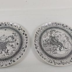 Coppia piatti da parete Rosenthal "Le Stagioni" (Autunno, Inverno). Edizione limitata vintage anni '70. Colori brillanti. Design Björn Wiinblad.