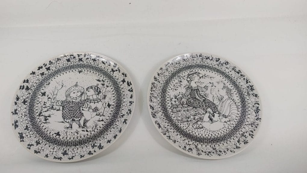 Coppia piatti da parete Rosenthal "Le Stagioni" (Autunno, Inverno). Edizione limitata vintage anni '70. Colori brillanti. Design Björn Wiinblad.