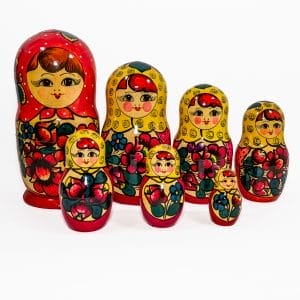 Matrioska russa in legno vintage, 7 pezzi, alta 27 cm. Dipinta a mano con design tradizionale. Ottime condizioni. Ideale per collezionismo.