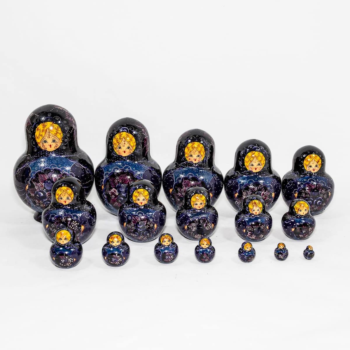 Piccola Matrioska classica vintage blu in legno, 17 pezzi completi. Dipinta a mano con sfondo blu e viola. Altezza 17 cm. Pezzo da collezione raro!