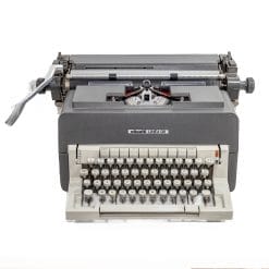 Macchina da scrivere Olivetti Linea 98 vintage. Design Mario Bellini (dal 1971). Standard, 46 tasti, carrozzeria metallica. Perfettamente funzionante.