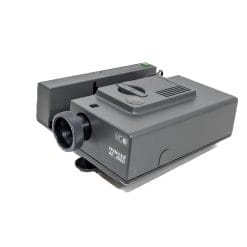 Proiettore Reflecta AF 1800 per diapositive. Modernariato anni '80/'90, con autofocus e telecomando via cavo. Testato, funzionante, ottime condizioni.