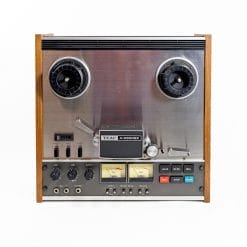 Registratore a bobine TEAC A-3300SX vintage. Modello 4 tracce, 3 motori/3 testine. Telaio in alluminio. Qualità professionale hi-fi.
