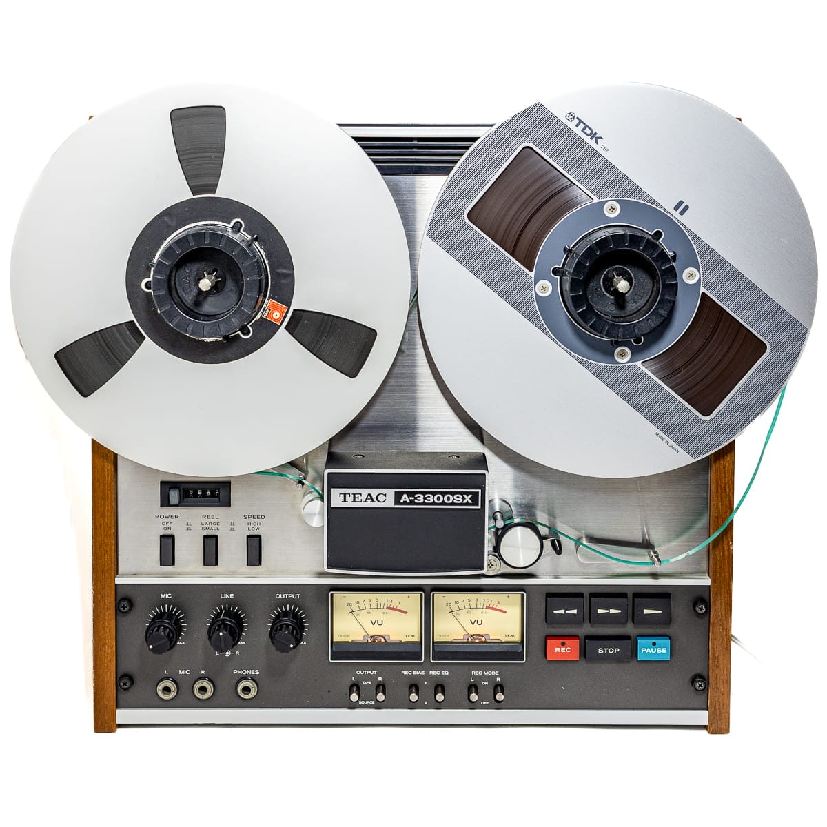 Registratore a bobine TEAC A-3300SX vintage. Modello 4 tracce, 3 motori/3 testine. Telaio in alluminio. Qualità professionale hi-fi.