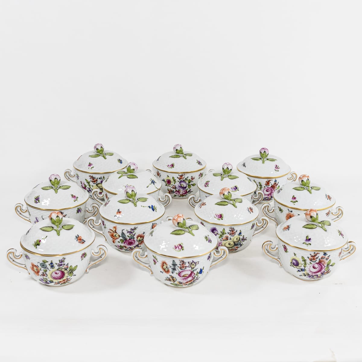 Set 6 pezzi Herend vintage da brodo, porcellana dipinta a mano (1890-1919). Decoro floreale e coperchio con pomello rosa. Bellissimo lusso Art Nouveau.