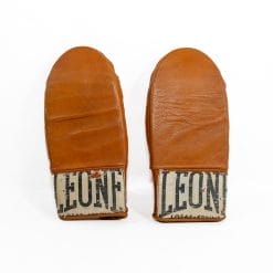 Guantoni Leone in pelle vintage (Leone 1947). Marrone chiaro, simili al modello "Il Messicano". Ottimi per decoro. Storia della boxe italiana.