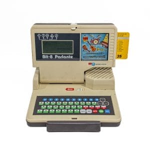 Raro Primo computer 8-bit parlante vintage anni '80. Computer gioco vintage 8-bit funzionante con sintesi vocale. Un pezzo di storia retrò!