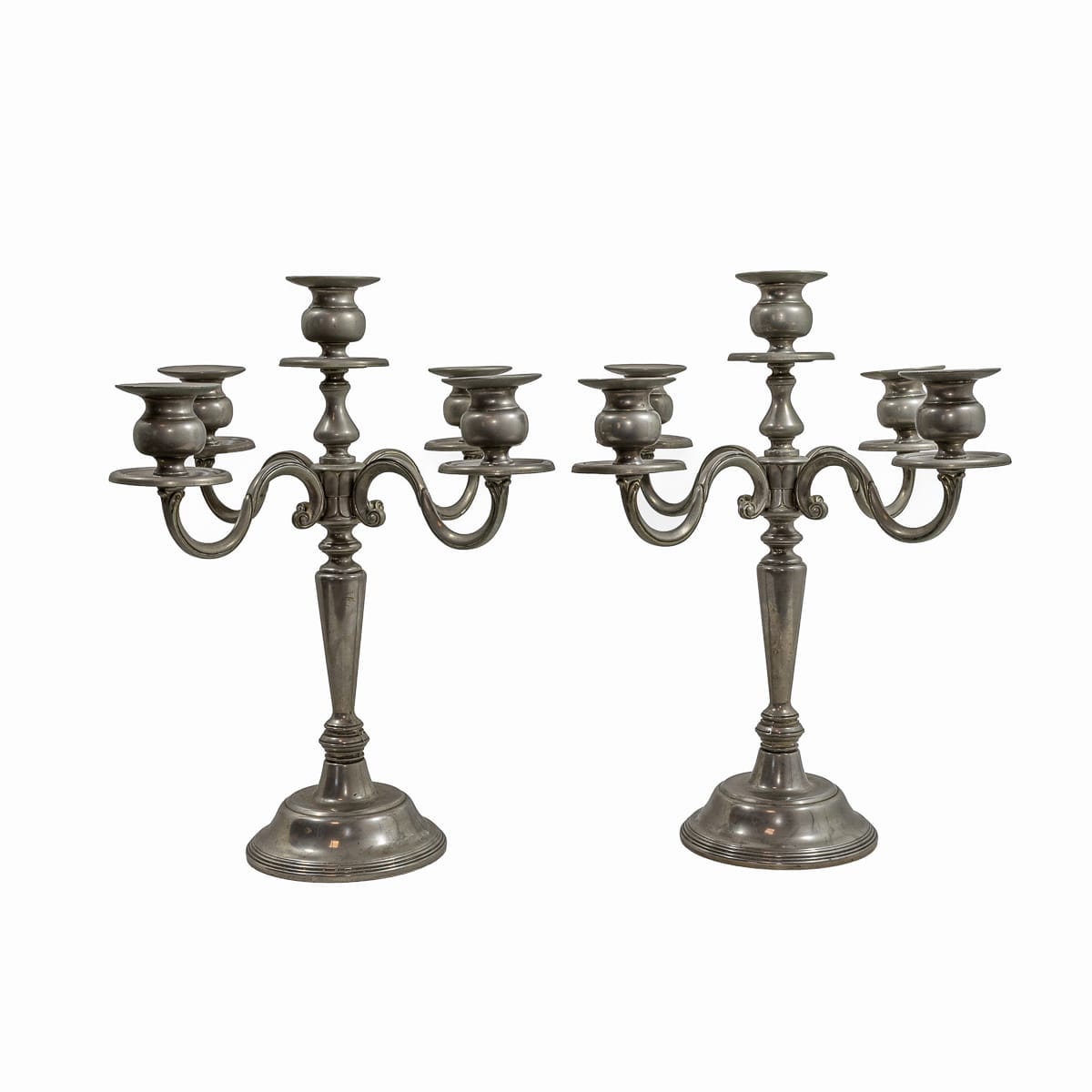 Acquista ora questa coppia di candelabri in peltro stile vintage. Splendidi candelabri a 5 bracci antichi (h 35cm) ideali per un'illuminazione d'atmosfera.