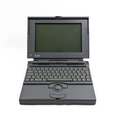Apple Macintosh PowerBook 140 (1991): portatile vintage in ottime condizioni, leggeri segni d'uso. Pezzo da collezione anni '90. Non testato.
