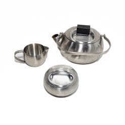 Set tè Sabrina Zani&Zani stile del 1965: teiera, zuccheriera e lattiera in acciaio inox. Set di design riproposto nel 2003, in buone condizioni.