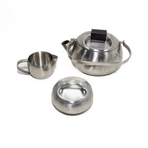 Set tè Sabrina Zani&Zani stile del 1965: teiera, zuccheriera e lattiera in acciaio inox. Set di design riproposto nel 2003, in buone condizioni.